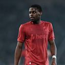 Noel Aseko Nkili blickt nach links.