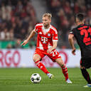 Konrad Laimer führt einen Zweikampf im DFB-Pokal-Halbfinale des FC Bayern bei Bayer 04 Leverkusen.