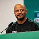 Vincent Kompany spricht auf der Pressekonferenz nach dem Spiel in Leverkusen