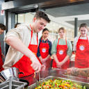 Jugendliche beim Kochen beim Ernährungsworkshop des FC Bayern