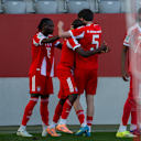 Die U19 des FC Bayern jubelt als Gruppe.