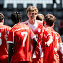 Philipp von Taube bejubelt einen Treffer mit dem Team.