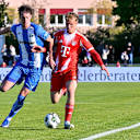 Kurt Rüger im Zweikampf um den Ball mit seinem Gegenspieler.