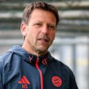 Holger Seitz in der Trainingsjacke des FC Bayern.