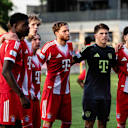 Die FC Bayern Amateure machen einen Teamkreis vor dem Spiel.