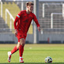 Paul Scholl führt den Ball am Fuß.