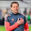 Holger Seitz im Grünwalder Stadion mit Blick auf die Fans.