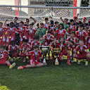 Die Mannschaften der U13 und U11 des FC Bayern auf einem Teamfoto mit zwei Pokalen