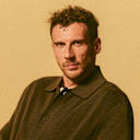 Leon Goretzka in front of a yellow background.