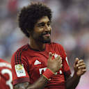 Dante deutet auf das Bayern-Logo.
