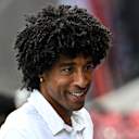 Dante schaut nach links und lächelt.