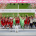 Die Mannschaft des FC Bayern jubelt auf dem Podest bei der Übergabe der Meisterschale in der Allianz Arenafür die 35. Deutsche Meisterschaft des FC Bayern