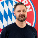 Bernhard Seonbucher vor dem Wappen des FC Bayern
