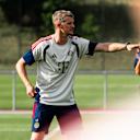 Lars Bender deutet mit seinem linken Arm.