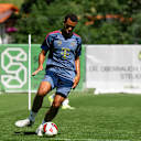 Tarek Buchmann passt den Ball im Traininf der FC Bayern Amateure.