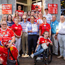 Gruppenfoto vor dem Café mit Jovana Damnjanovic in der Mitte.