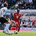 Oluwaseyi Wilson führt den Ball am Fuß.