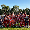 Die U17 des FC Bayern feiert ihren Pokalsieg auf einem Mannschaftsfoto mit zwei Pokalen zu ihren Füßen.