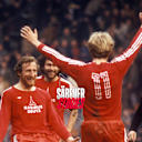 So jubeln Legenden: Kalle Rummenigge mit Paul Breitner und Katsche Schwarzenbeck. Im Hintergrund ist der junge Klaus Augenthaler zu erahnen.