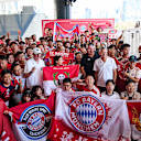 Gruppenfoto beim Fanevent in Hongkong mit Herbert Hainer, Dieter Mayer, Giovane Elber und Roy Makaay