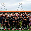 Die FC Bayern U19 und U17 posiert mit dem Pokal.