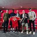 Gruppenfoto mit Rouven Kasper (Vorstand Marketing und Vertrieb der FC Bayern München AG), Bill Daly (Stellvertretender Commissioner der NHL), Alphonso Davies (FC Bayern München), Leon Draisaitl (Edmonton Oilers) und John-Jason Peterka (Boston Bruins)