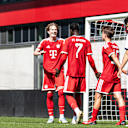 Philipp von Taube (li.) und Chris Aaron Afanou (re.) bejubeln einen Treffer.