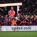 Spieler des FC Bayern jubeln mit dem Supercup