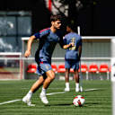 Luis Schäfer dribbelt mit dem Ball im Training.