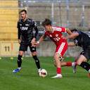 Matouš Srb im Duell mit einem Gegenspieler des FC Memmingen.