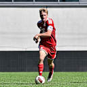 Tim Schreyer von der FC Bayern U17 dribbelt mit dem Ball.