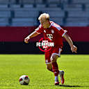 Linus Ludwig dribbelt mit dem Ball am Fuß.