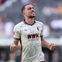 Arijon Ibrahimovic freut sich über seinen Debürtreffer für den FC Ausgburg