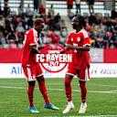 Frank Egwuatu und Richard Ajayi klatschen ab.