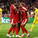 Jonathan Tah und Kollegen gratulieren Harry Kane zum 2:0 im Champions League-Spiel des FC Bayern gegen Bodo/Glimt