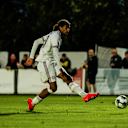 Noah Codjo-Evora schießt mit dem linken Fuß.