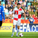 Filip Pavic mit dem Ball am Fuß im Trikot der kroatischen Nationalmannschaft.