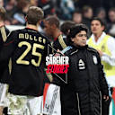 Keine Liebe auf den ersten Blick. Auf den zweiten auch nicht. Debütant Thomas Müller 2010 mit Diego Maradona.