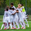 Die U15 des FC Bayern jubelt in einer Spielertraube