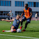 Harry Kane grätscht im Training des FC Bayern gegen Michael Olise