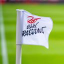 Eine Eckfahne mit der Aufschrift Rot gegen Rassismus weht in der Spielstätte des FC Bayern Campus.