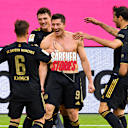 Da ist das Ding! Robert Lewandowski knackt gegen den FC Augsburg mit Bundesliga-Tor 41 doch noch den Rekord vom Bomber.