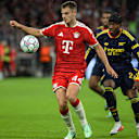 Josip Stanišić mit Fokus auf den Ball während des Champions League-Heimspiels des FC Bayern gegen den FC Arsenal