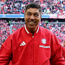 Giovane Elber corre sonriente por el Allianz Arena