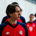 Bogdan Olychenko schaut nach rechts.