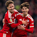 Tim Binder und David Santos jubeln nach dem 6:1 im DFB-Pokalspiel des FC Bayern gegen den 1. FC Magdeburg