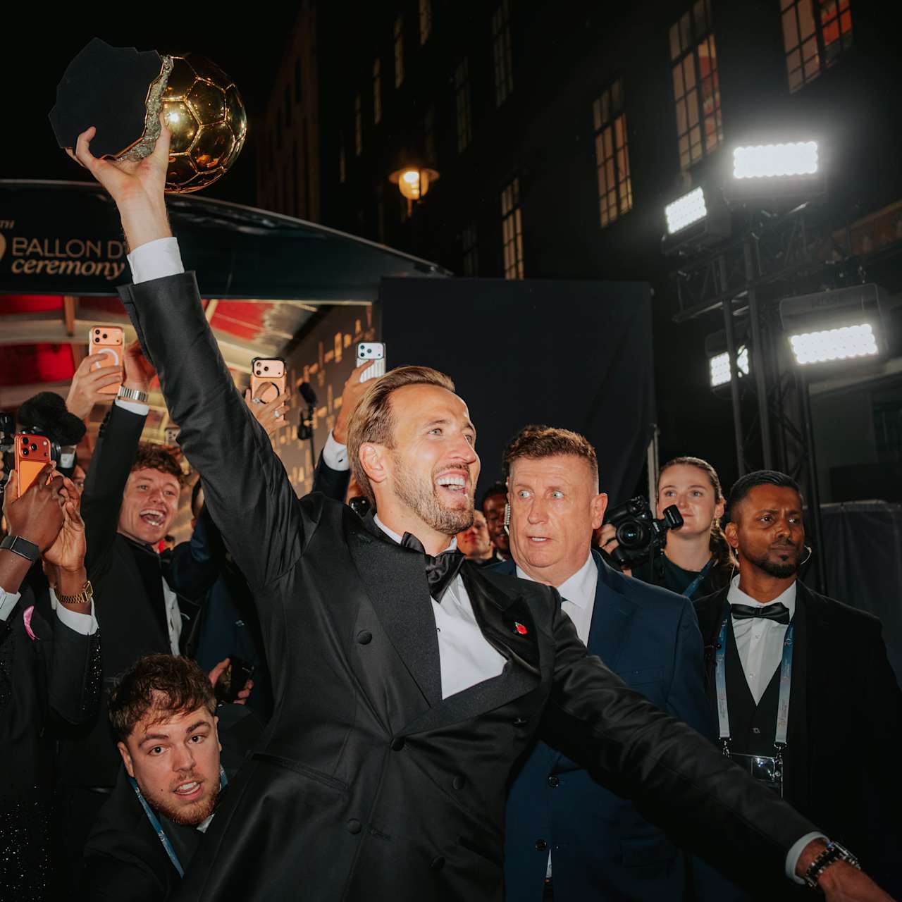 Harry Kane jubelt mit dem Ballon d'Or