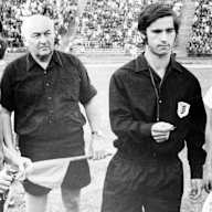 Gerd Müller pfeift ein Spiel der FC Bayern Frauen 1974
