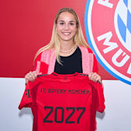 Bilder der Vertragsverlaengerung mit Giulia Gwinn beim FC Bayern