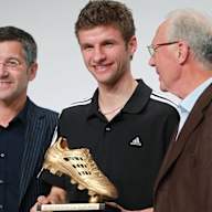 Thomas Müller mit Herbert Hainer und Franz Beckenbauer bei der Überreichung des Goldenen Schuhs